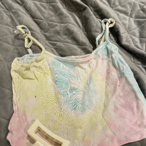 Färgglad topp🤍 - Perfekt topp till sommaren, använd runt 3 gånger, passar mig dom har M, bra skick, säljer pga inte riktigt min stil längre🤍