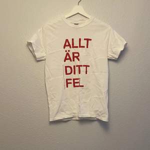 Säljer nu min coola tshirt med trycket ”Allt är ditt fel”, designen är från formgivaren Lars Fuhre!! Den kommer tyvärr inte till användning längre, köpt för 250kr❤️