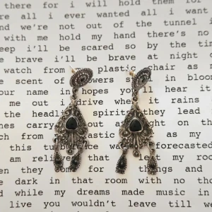 Örhängen - Örhängen med svart detalj. 