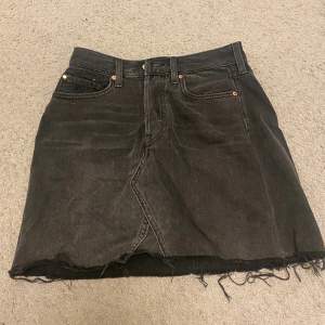 Jättefin jeans kjol som nästan aldrig använts