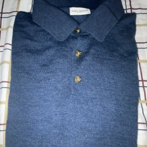 John Henric piké  - Tja. Säljer en vacker piké från John Henric. 100% merinoull. Nypris: 949kr mitt pris: 329. Pytteliten skada men syns ej. Kom dm för fler bilder!