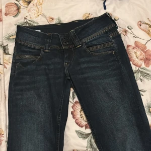 Low waist bootcut jeans - Jag säljer low waist bootcut jeans från märket Pepe Jeans. Jeans är i väldigt bra skick och de är knappt använda. Jag är 1,64cm och de är lite för långa för mig. Original priset på jeansen var 900kr och de var köpta på Zalando. 
