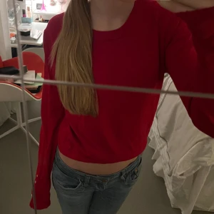 Röd stickad tröja - Suuuperfin stickad tröja från zara. Den har jättefina gulddetaljer i slutet av armen❤️