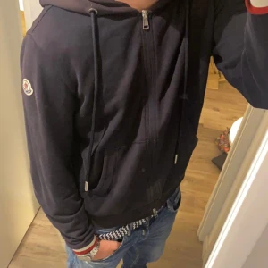 Moncler Zip Hoodie - Tja!  Säljer nu min moncler zip hoodie eftersom den inte används längre. Den är i fint skick det enda är att den är lite solblekt på luvan men inget man tänker på! Den är köpt för 5200 på NK, mitt pris 2200. Kvitto ingår! Storlek M men passar S. 