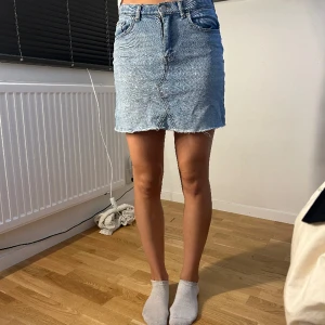 Levis jeans kjol - Säljer min fina levis jeans kjol. Väldigt lite använd. Passar fint till allt.  Storlek xs Säljs på levis hemsida för 1000kr