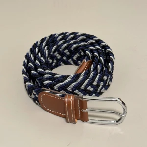 Flätat bälte - Helt nytt flätat bälte i mörkblått, svart och vitt. Elastiskt så passar alla storlekar. Skriv gärna vid frågor!