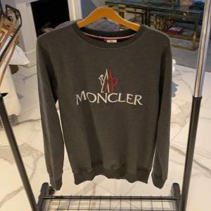 Moncler hoodie säljs pga lagret måste ut för att vi får nya kläder efter nyår