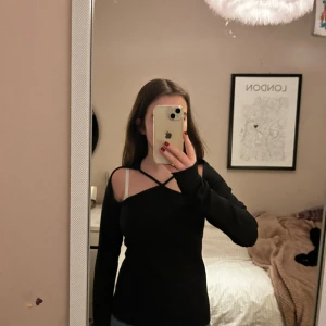 Öppen tröja som ett X  - Superfin tröja som är öppen, passar till allt ! 