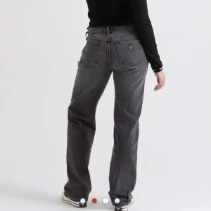 Abrand jeans i modellen A 99 low straight, storleken 28. Sparsamt använda och inga defekter. Nypris: 1100kr