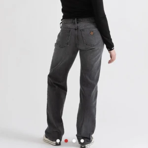 Abrand jeans - Abrand jeans i modellen A 99 low straight, storleken 28. Sparsamt använda och inga defekter. Nypris: 1100kr