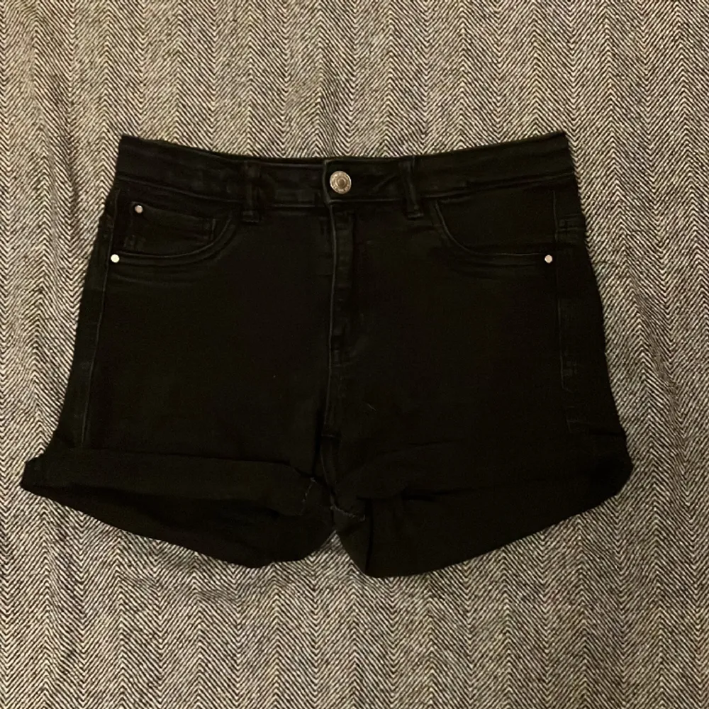 Svarta shorts från Cubus i storlek 170. De sitter ganska tajt och är lite lågmidjade. Använda men inga defekter.. Shorts.