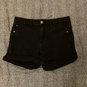 Svarta shorts - Svarta shorts från Cubus i storlek 170. De sitter ganska tajt och är lite lågmidjade. Använda men inga defekter.
