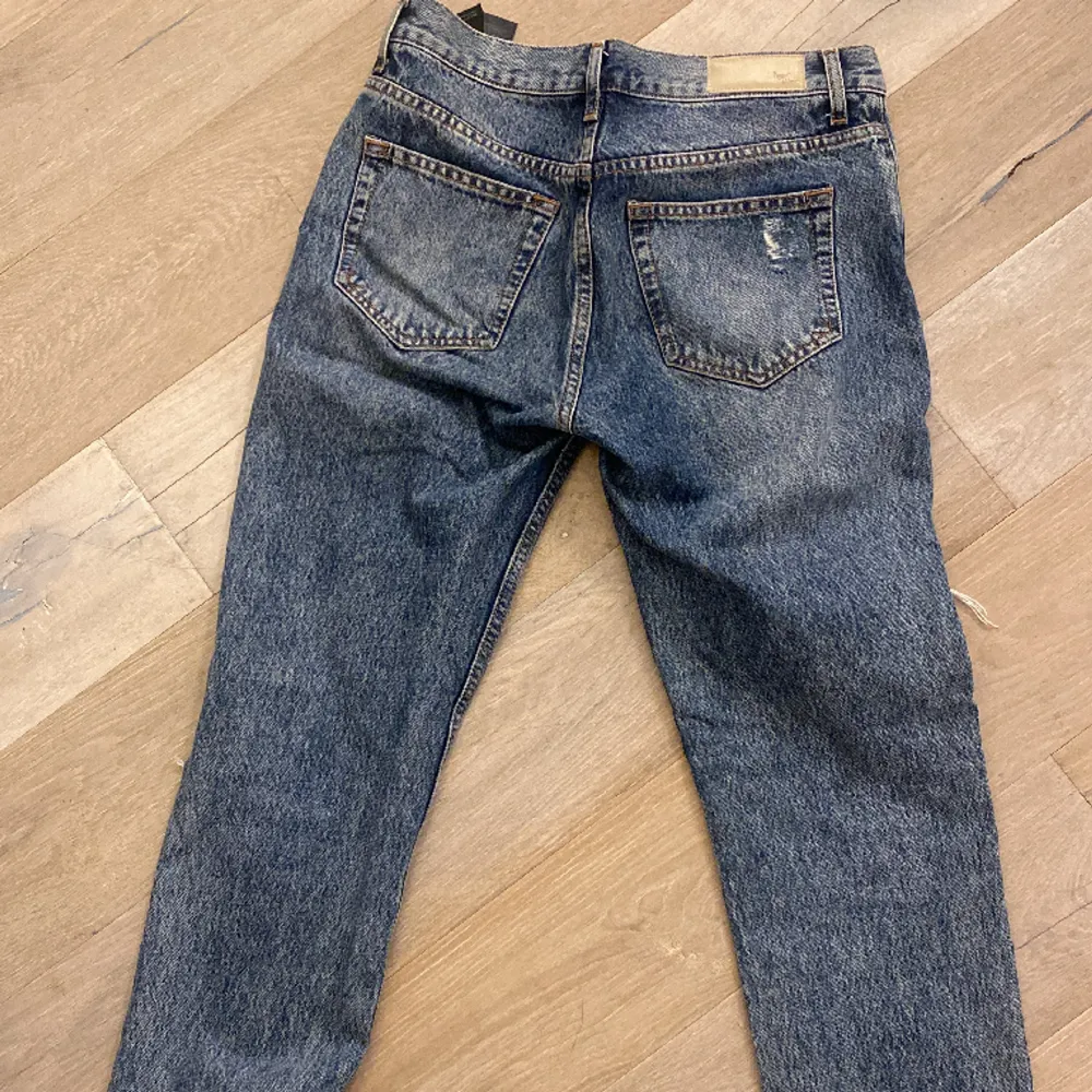 Säljer dessa Lågmidjade jeans, dom är i fint skick och har använts fåtal gånger. . Jeans & Byxor.