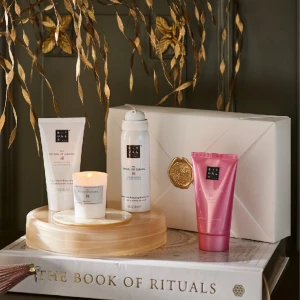Rituals gift set: Sakura  - Helt nytt giftset från Rituals, fortfarande inslagen.  Storlek S  Innehåller duschdskum, kroppsskrubb hudkräm och ljus🌸  Lukt av körsbärsblomma  Perfekt nu inför julen! 