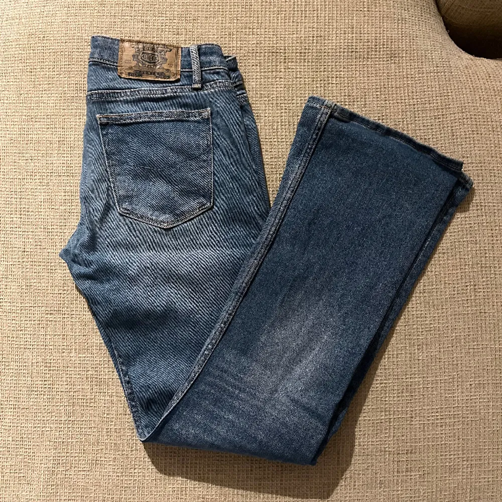 Mid/low waist bootcut jeans från Crocker i strl 28/31, passar bra i längd på mig som är 165 cm. Jeans & Byxor.