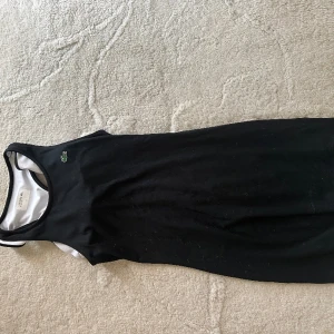 Lacoste tennisklänning - Tennisklänning från Lacoste i bra skick. Storlek 36