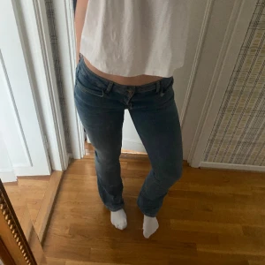 Zara low waist jeans - Säljer dessa fina low waist bootcut jeans. Jeansen är använda några få gånger och är i mycket bra skick. Skriv för fler bilder
