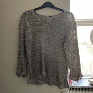 Stickad tröja - Rensar min garderob. Denna tröja e djurig men jag använder inte den längre. Kom med pris , jag vill bara göra mig av med dem. Start från 50 kr