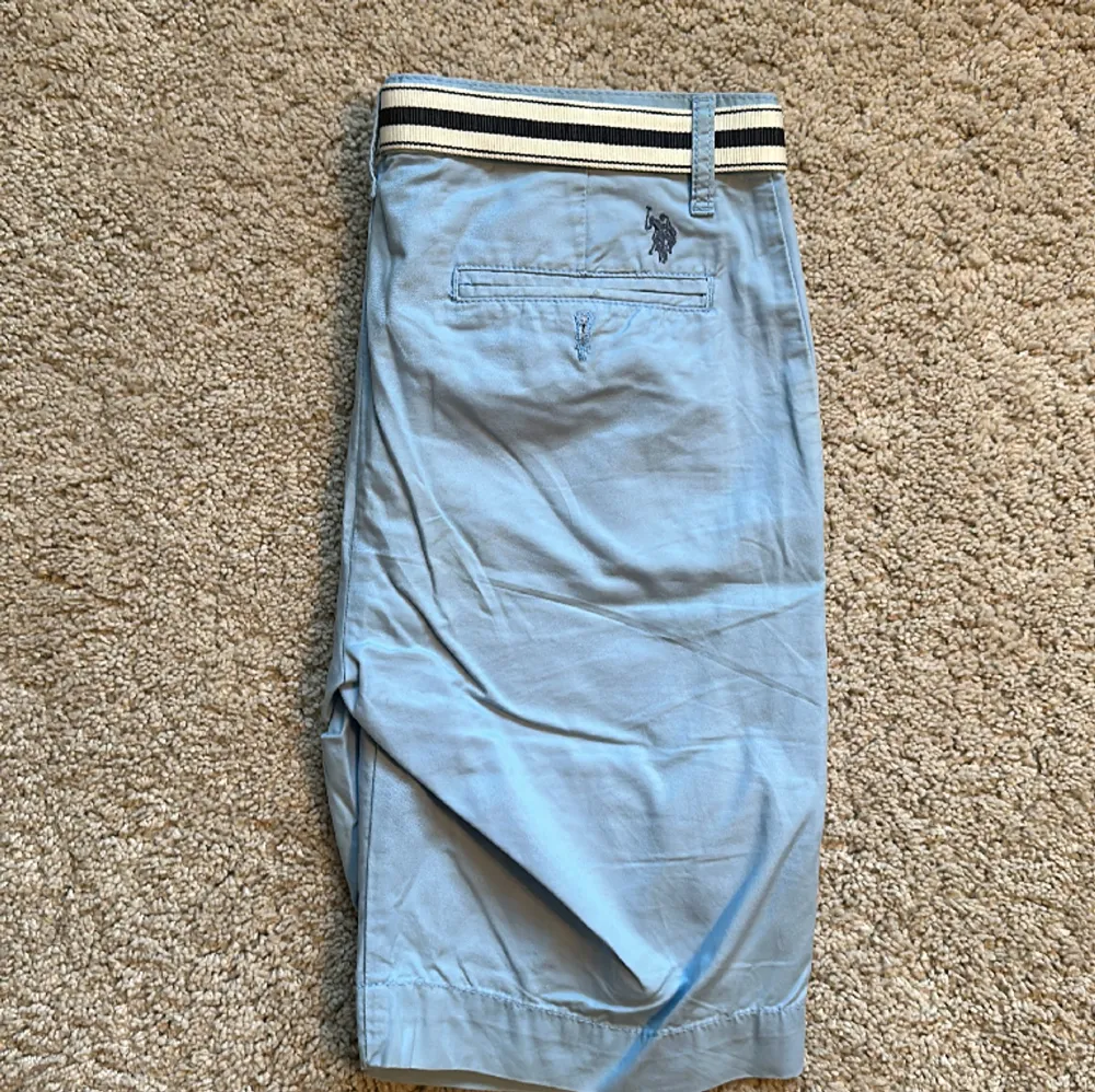 Himmelsblå Chinos shorts från US polo assn. Med tillhörande skärp. Stl. 30. Fint skick. Shorts.