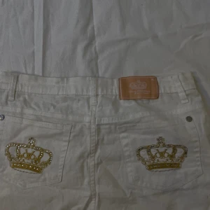 Victoria Beckham kjol - Snygg kort kjol i vit  Storleken som står är xl men skulle säga att den är en s-m