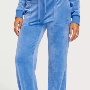 Blåa juicy byxor - Detta är ett par juicy cotoure byxor i färgen regatta, dom är i bra skick och kan tänka mig att sänka priset💕