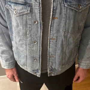 Jeansjacka  - Fodrad Jeansjacka från Vailent. Bra skick. Storlek XXL men sitter snarare som en L/XL. 
