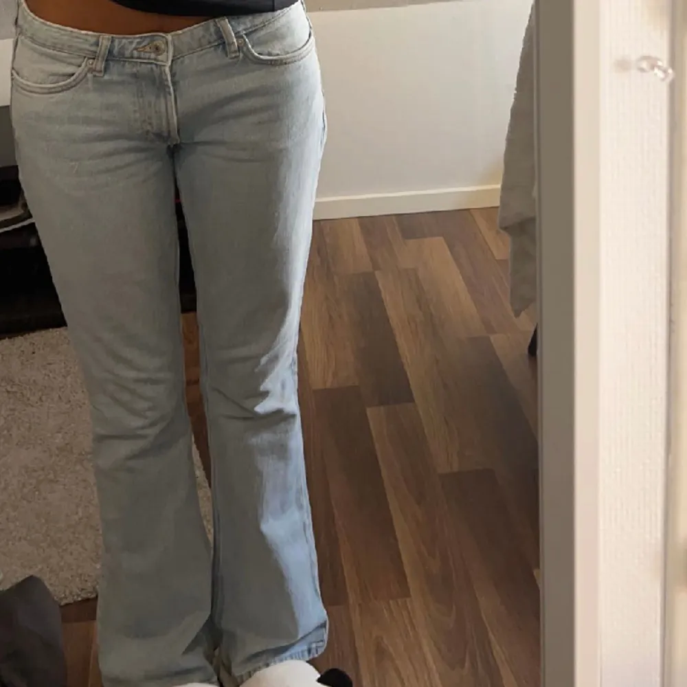 Säljer dessa populära slutsålda lågmidjade jeans från zara, lite slitna vid fötterna men annars bra skick, hör av er privat för mer info ❤️. Jeans & Byxor.