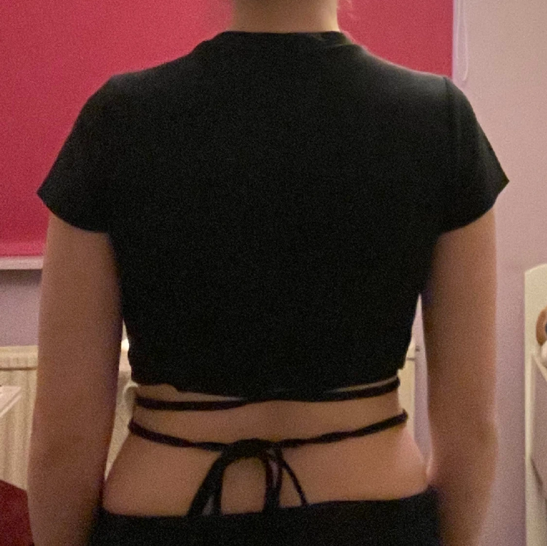 Svart crop top med knytdetaljer - 90