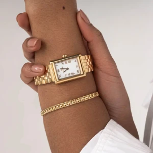 Mockberg klocka - Jättefint nyskick, men köpt en ny klocka därav säljer jag denna! Så classy och fin!