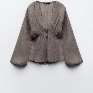 Blus från zara  - Säljer denna fina blusen från zara då den inte passar mig. Prislappen är fortfarande på och har aldrig använt den. 💗💗