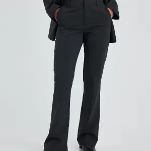 SJUKT snygga mörkgråa kostymbyxor 💘 Sååå fina men kommer tyvärr inte till användning så säljer vidare 🫶🏼