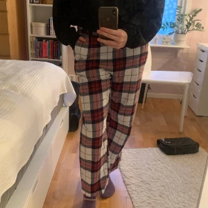Pyjamasbyxor - Rutiga pyjamasbyxor från lindex. Bra skick men för korta för mig💓