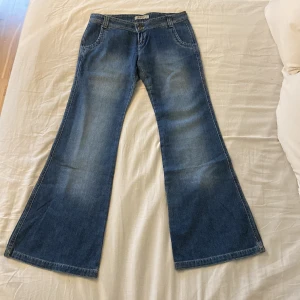 Lågmidjade bootcut jeans - Oanvända jeans i L34. Midjemått 40cm Innerbenslängd 85cm. Kolla min profil för fler jeans💕