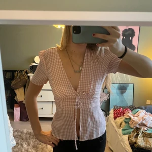 Rutig topp  - Sååå fin rutig topp!! Alldrig använd💞