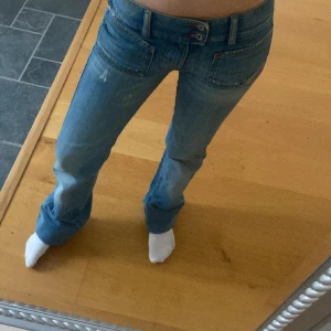 Intressekoll - kollar intresse på dessa helt perfekta jeans från diesel. Dem är i storlek 25. Jag är en xxs/32. Jag är 160 cm men har vikt upp jeansen på bilderna så skulle säga att dem passar någon som är ca 165 med. Säljer endast för bra bud!