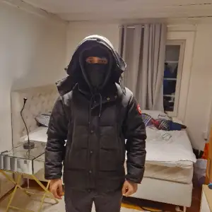 En canada goose wyndham till salu storlek L är använd under 2 vintrar bra skick 100% äkta för mer bilder kom privat pris kan diskuteras vid snabb köp