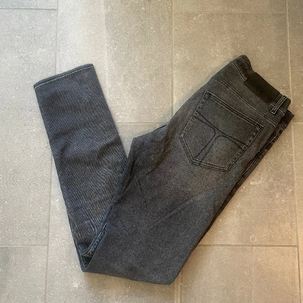 Tja! Ett par Tiger of Sweden jeans i mycket bra skick. Storleken är 34. Nypris runt 1500kr, mitt pris 399kr. Hör av dig vid frågor!. Jeans & Byxor.