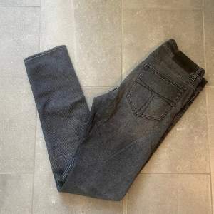 Tja! Ett par Tiger of Sweden jeans i mycket bra skick. Storleken är 34. Nypris runt 1500kr, mitt pris 399kr. Hör av dig vid frågor!