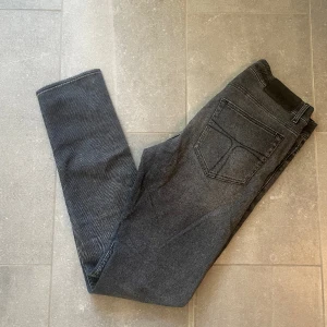 Tiger Of Sweden Jeans - Tja! Ett par Tiger of Sweden jeans i mycket bra skick. Storleken är 34. Nypris runt 1500kr, mitt pris 399kr. Hör av dig vid frågor!