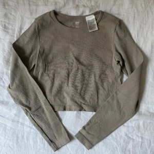 Träningstopp  - En kontarnas träningstopp från H&M MOVEMENT som har aldrig varit använt pga storleken. Helt ny och med fin färg. 😊