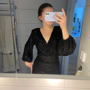 Glitter klänning  - Säljer min glitter klänning köpt på bubbbelroom. Den är använd en gång och är i nytt skick. Perfekt till nyår och postar samma dag💗