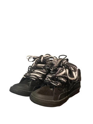 Lanvin Curb Sneakers - CONDITION: 9/10. Storlek 45 men passar 44 också! De är i mycket gott skick med 0 defekter. Ingen box medföljer men dustbag medföljer. För frågor kom privat!                                                             🔥Kolla min profil för mer feta kläder🔥