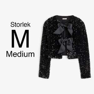 Populär, svart paljettjacka från H&M:s Holiday Collection. Jackan är oanvänd och helt ny med lapp. SLUTSÅLD i hela Sverige!! Köparen står för fraktkostnad. Skickar alltid bildbevis på spårningsnumret.  Fler bilder kan skickas vid förfrågan.