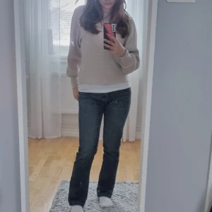 Lågmidjade jeans - Skit snygga jeans i modellen straight. Jeansen är lågmidjade och har coola rivdetaljer i fram och bak! Säjer då det inte passar längre. Kontakta för mått och frågor💞