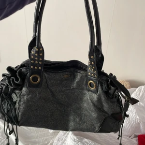 Puccini väska  - Säljer min puccini väska då jag inte använder den säljer den för 200kr+ frakt ( men pris kan diskuteras)❤️ grå silvrig guldig och svart