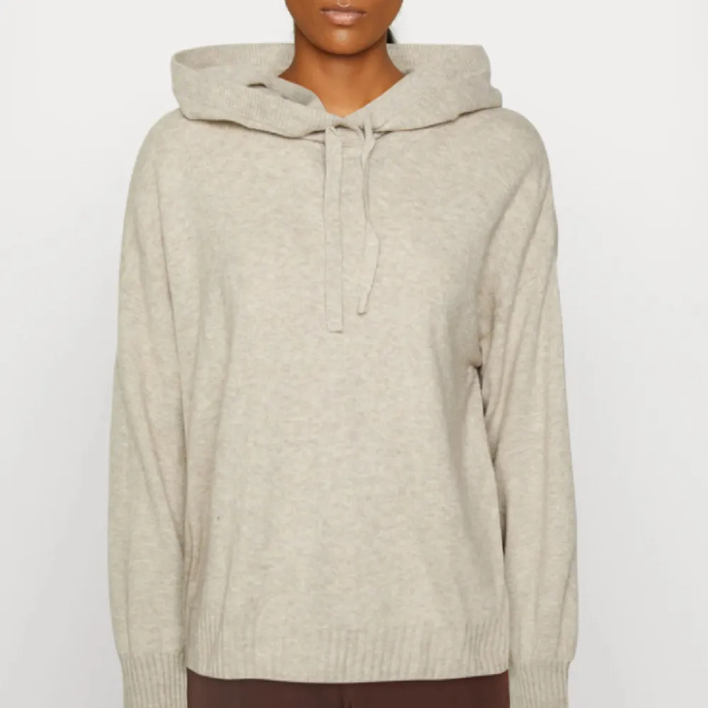 Säljer en beige stickad hoodie från GAP, köpt på Zalando. Den är väl använd men har inga defekter❤️Den är slutsåld men köpt för 529 kr. Kontakta för egna bilder, frågor eller prisförslag🩷🩷. Stickat.