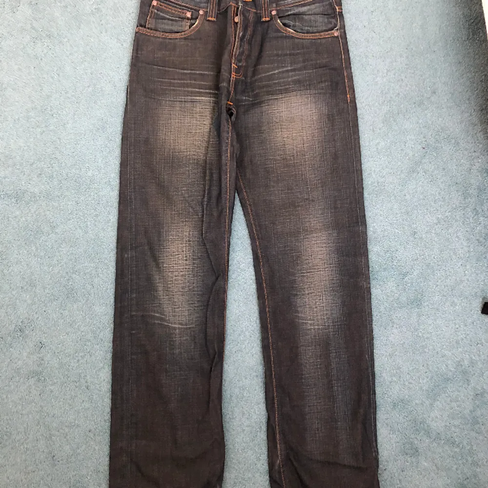 Baggy jeans från det välkända märket Nudie! Riktigt nice grönaktig färg. Storlek: 31/32.. Jeans & Byxor.