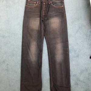 Coola Nudie Jeans - Baggy jeans från det välkända märket Nudie! Riktigt nice grönaktig färg. Storlek: 31/32.