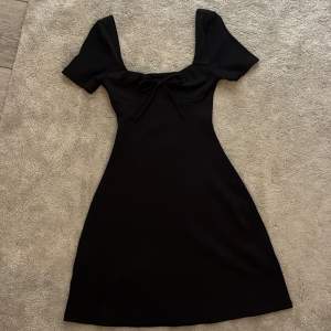 Supersöt svart klänning med en liten rosett😇den är helt oanvänd (endast testad) finns inga defekter på den.