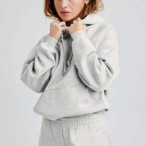 Säljer denna gråa hoodie från bikbok. Hoodien är använd, men märks inte på den, inte nopprig.  Hör av dig för frågor eller fler bilder🩶